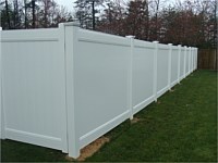 <b>6 foot white vinyl privacy fence</b>